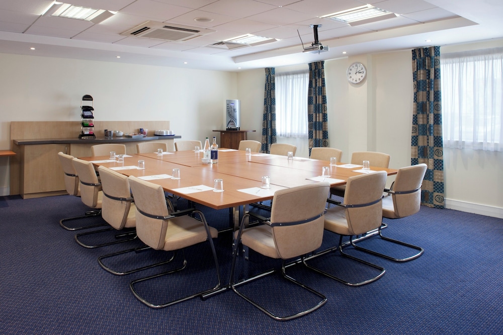 Holiday Inn Express Cardiff Airport 23/27