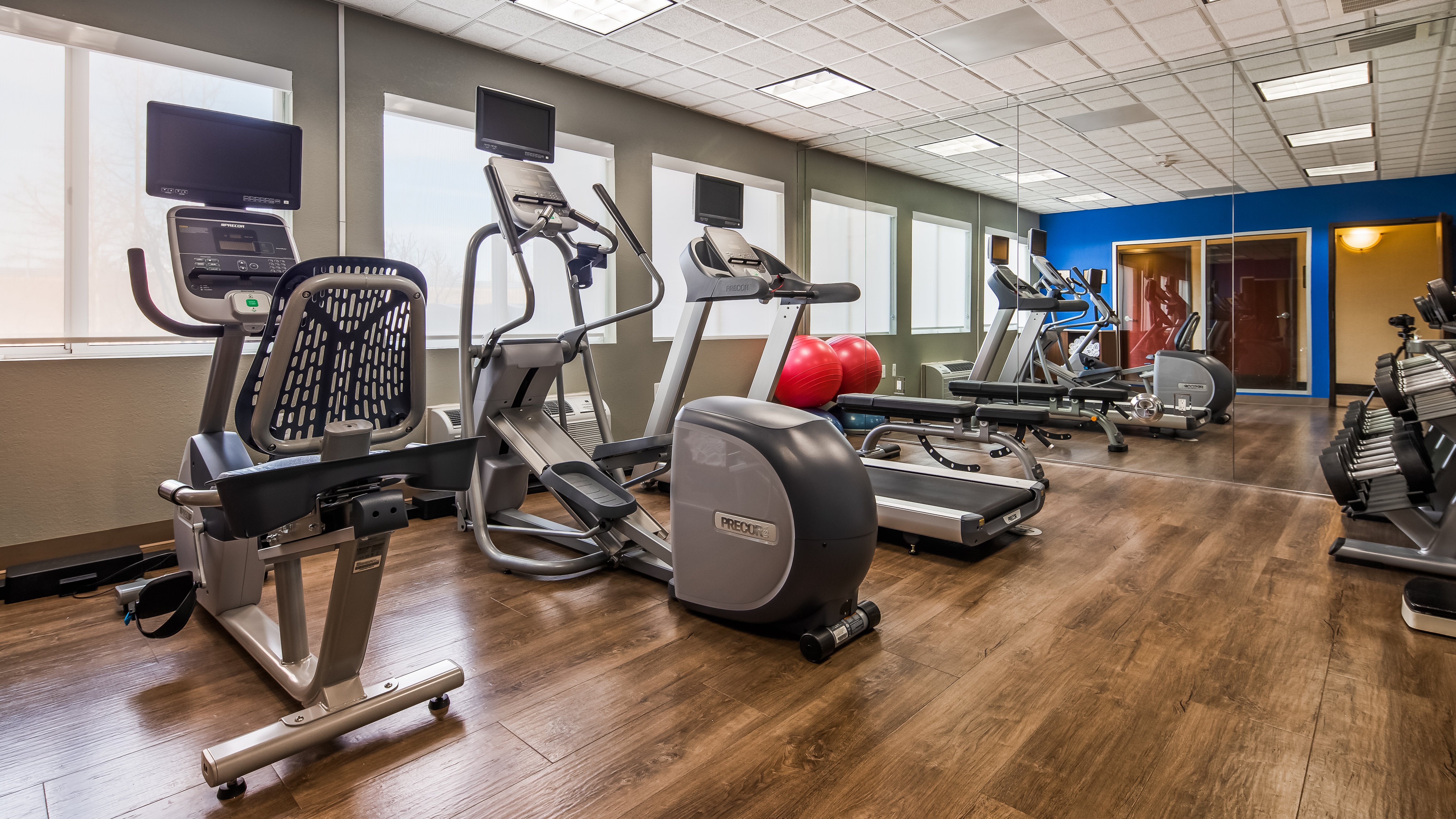 Holiday Inn Express Hotel And Suites Detroit Farmington Hills 36/53