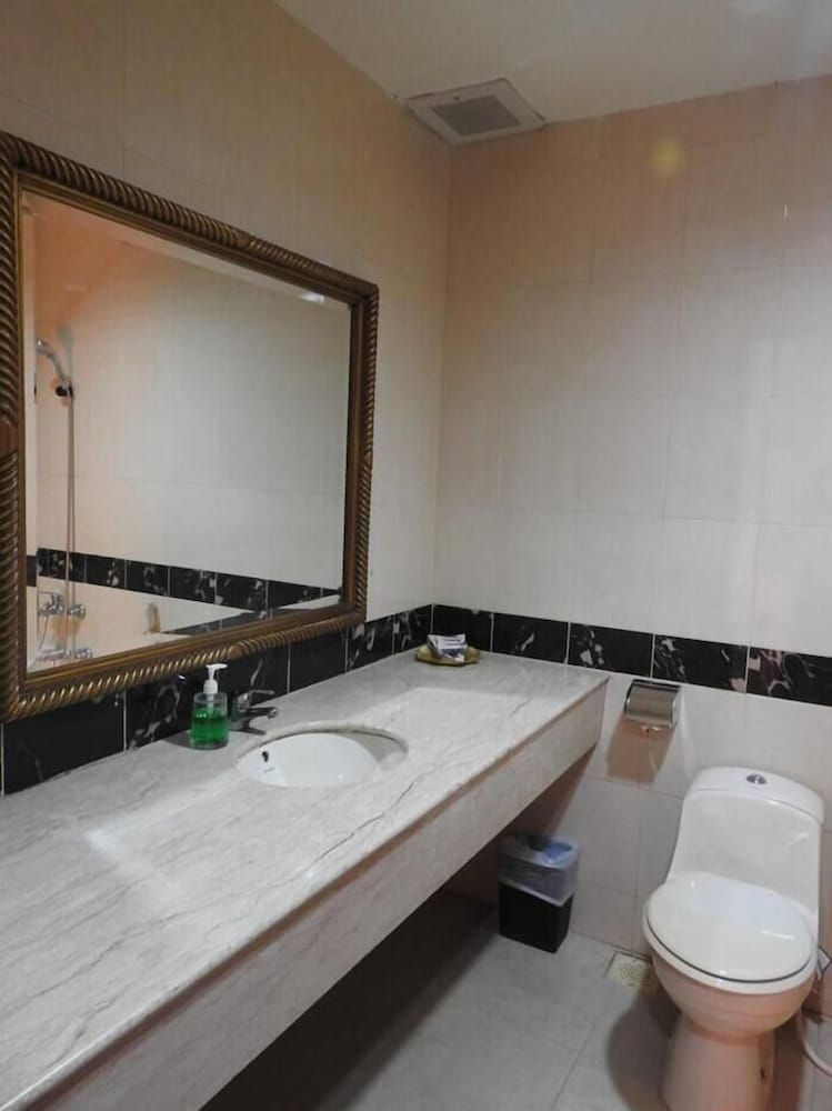Crown Vista Hotel 50/50