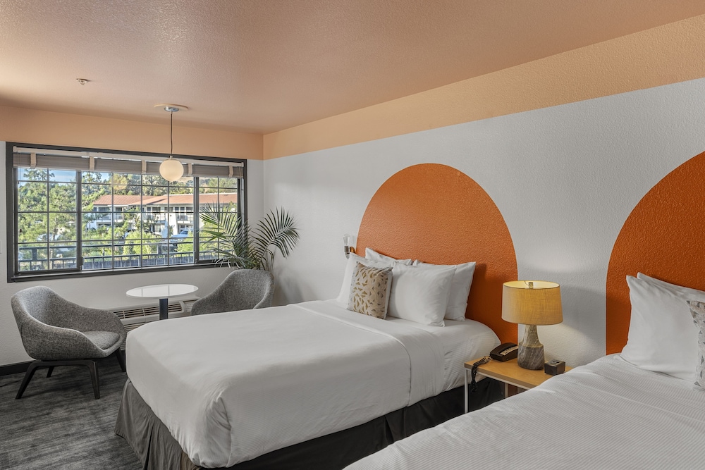 STANDARD, 2 QUEEN BEDS