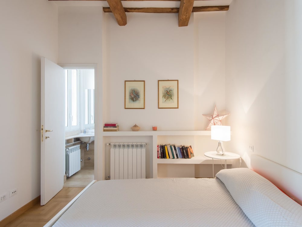 RSH Trevi Fountain Luxury Apartment 8/39
