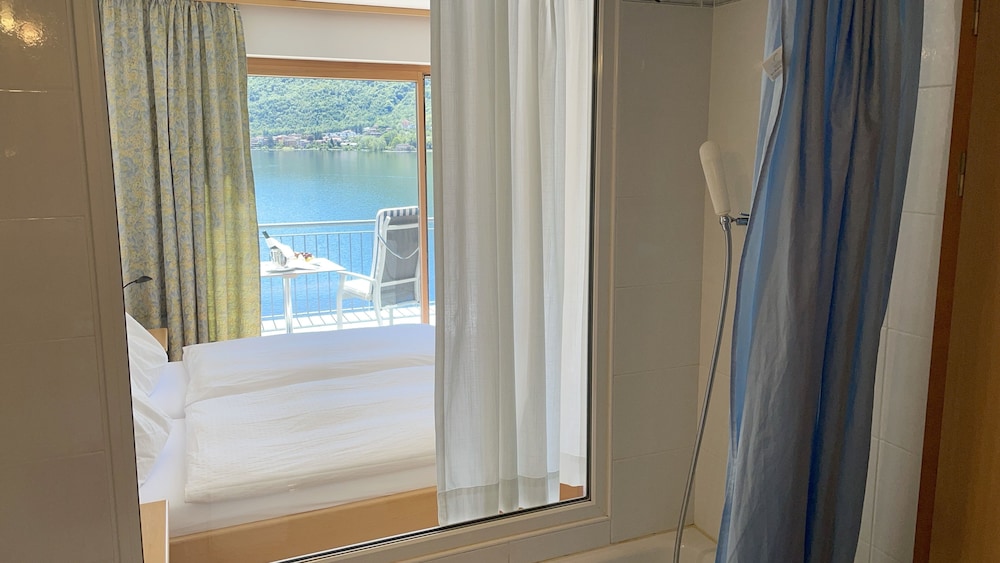TRESA BAY HOTEL 11/32