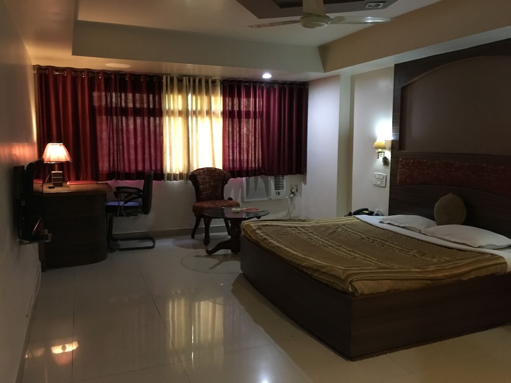 HOTEL GRAND ARJUN 13/50