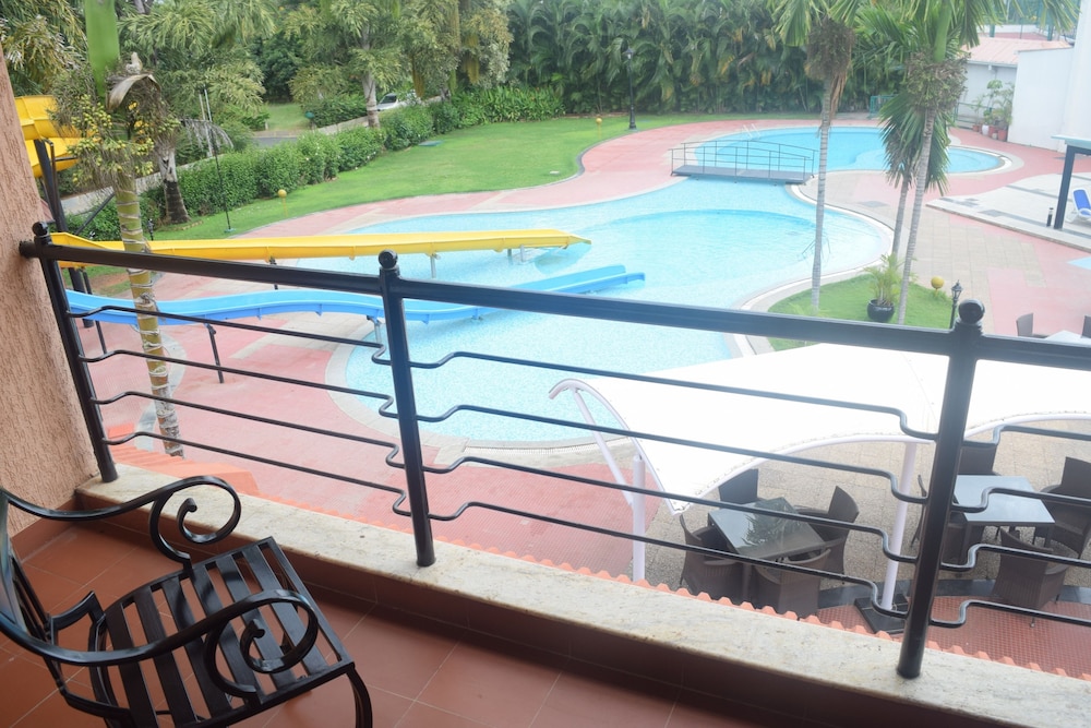 Clarks Exotica Convention Resort Spa 35/70