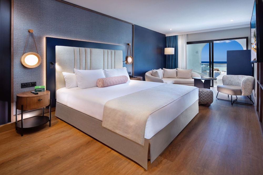 Junior Suite, Pool or Sea View