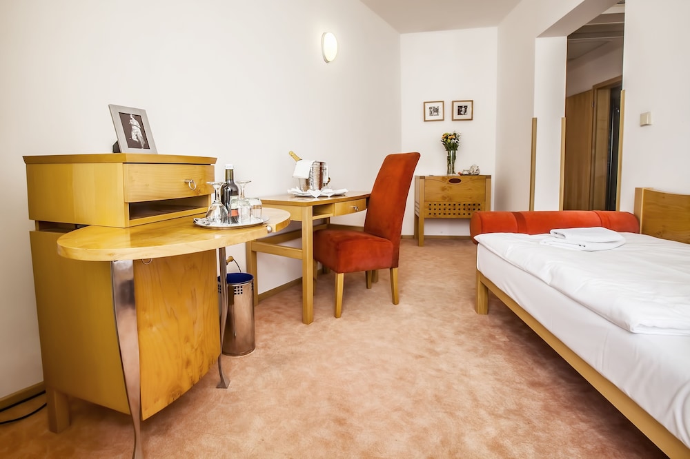 Hotel SET 13/68