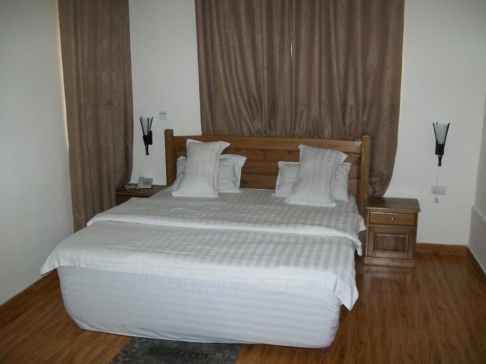 Ampomaah Hotel 6/45