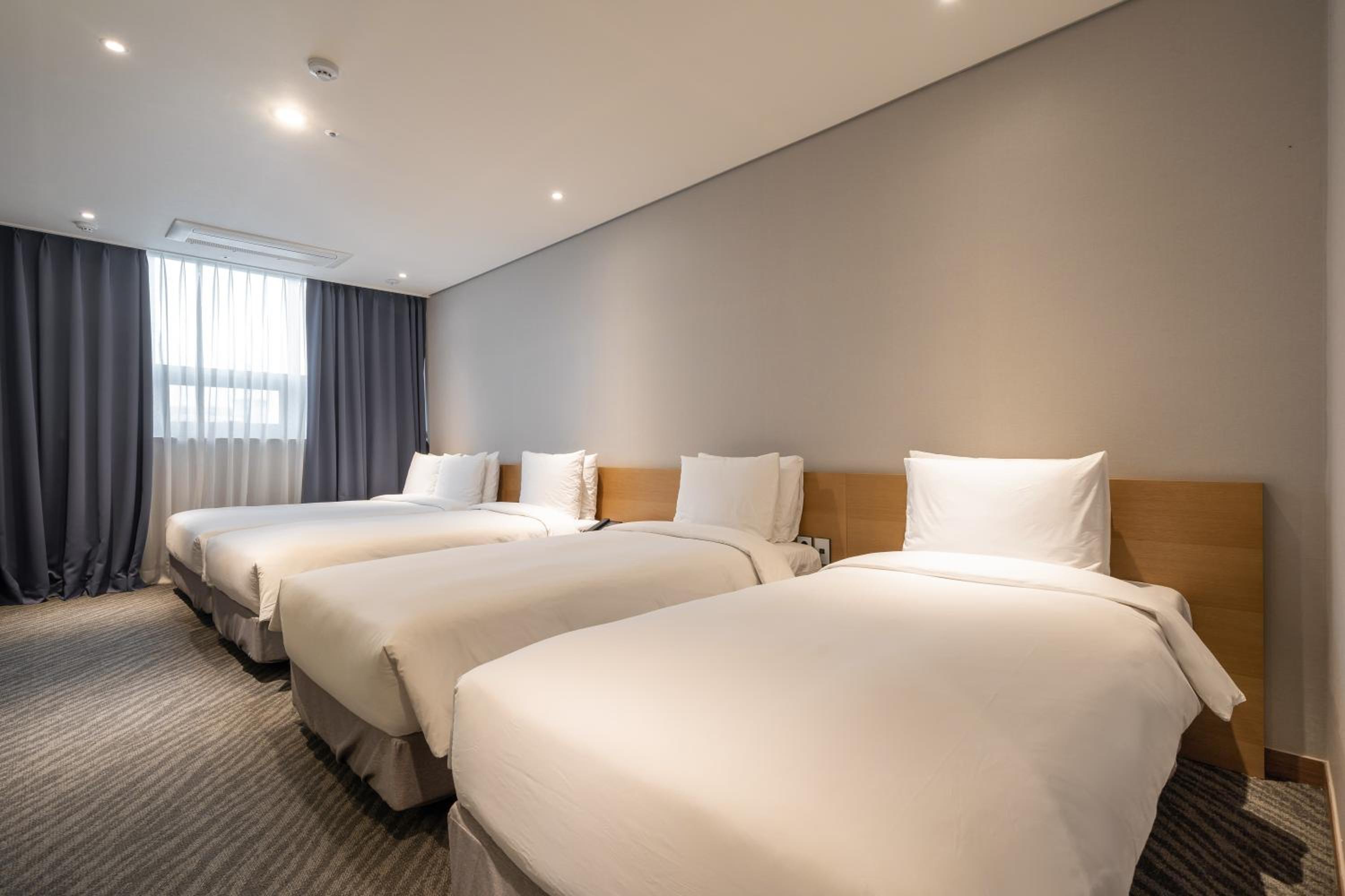 Room, Quintuple