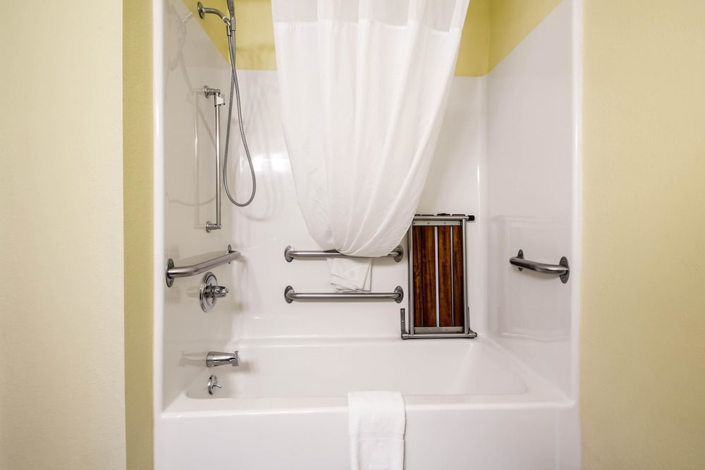 Comfort Inn & Suites Wisconsin Dells, WI 12/29