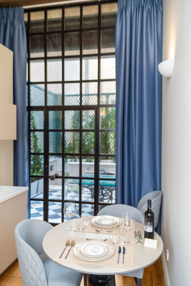 33 Solonos Suites 40/50