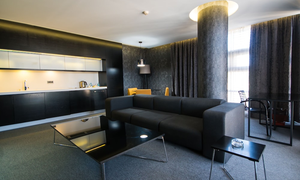 Vernazza Suites Hotel 12/19
