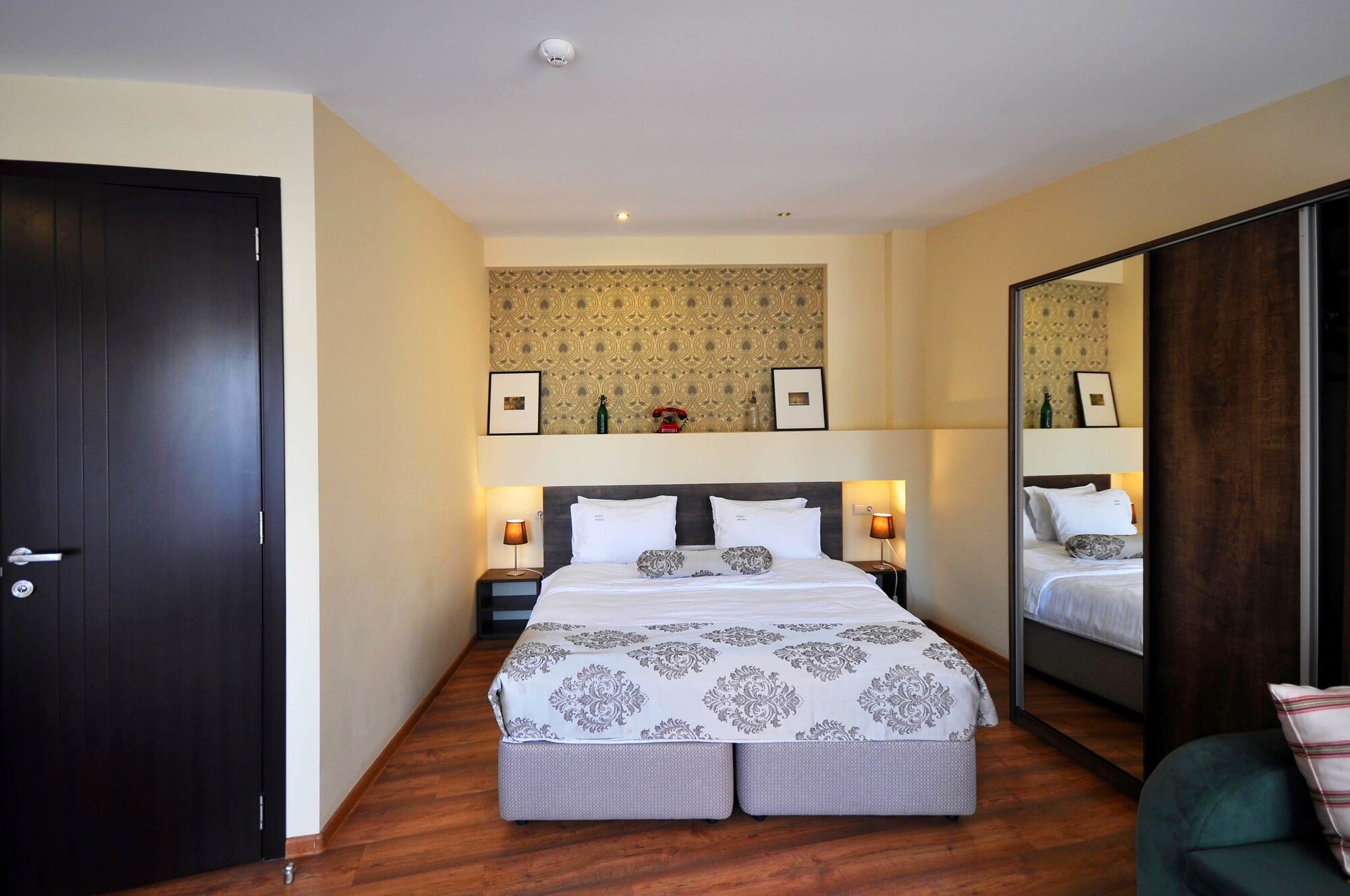 FAMILY SUITE, QUEEN BED, CITY VIEW, SOFA, TERRACE