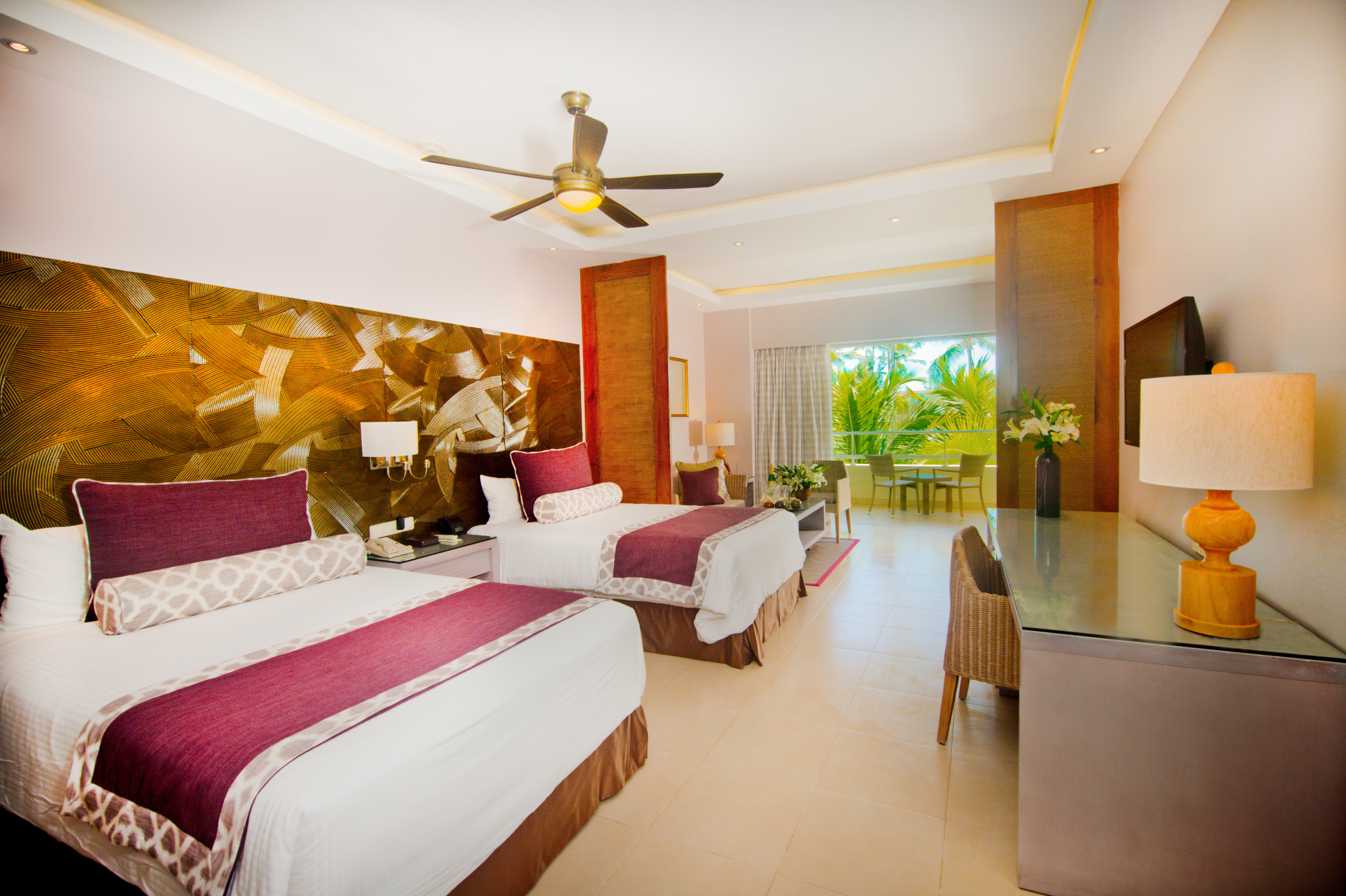 Deluxe, Queen Bed, Tropical View