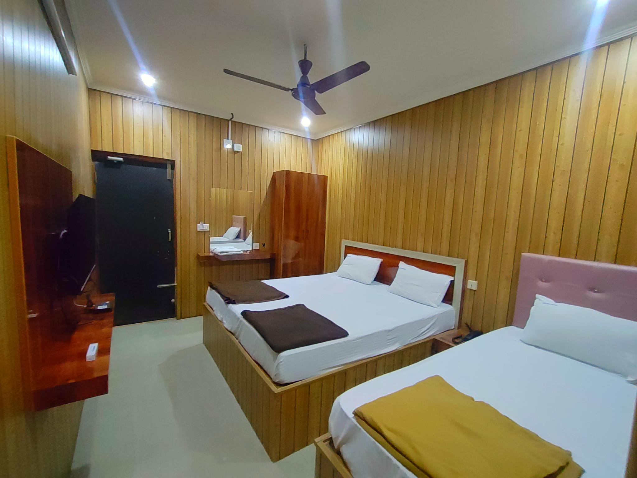 غرفة ثلاثية، Hotel Govind Heights 2/2