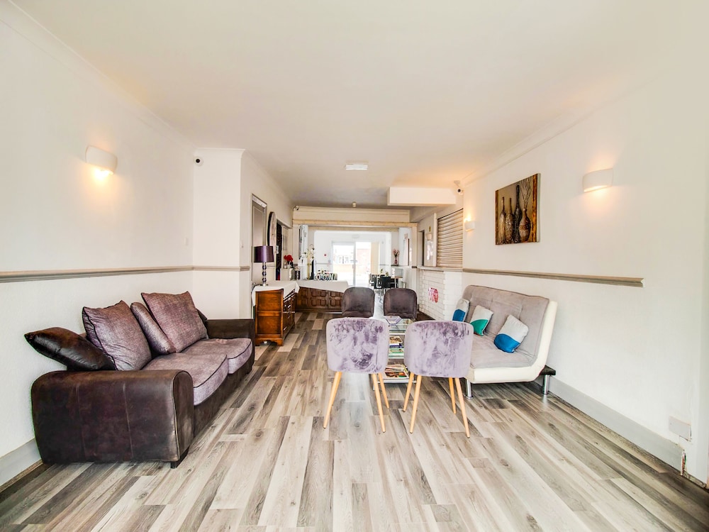 OYO The Longlands Hotel 33/39