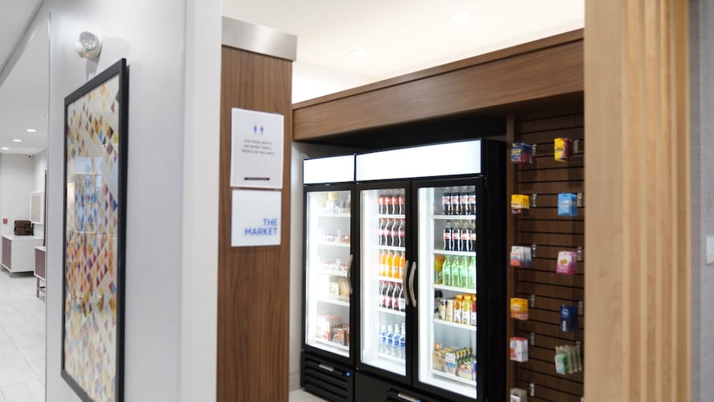 Holiday Inn Express & Suites Dallas Market Center – Love Fi 39/57