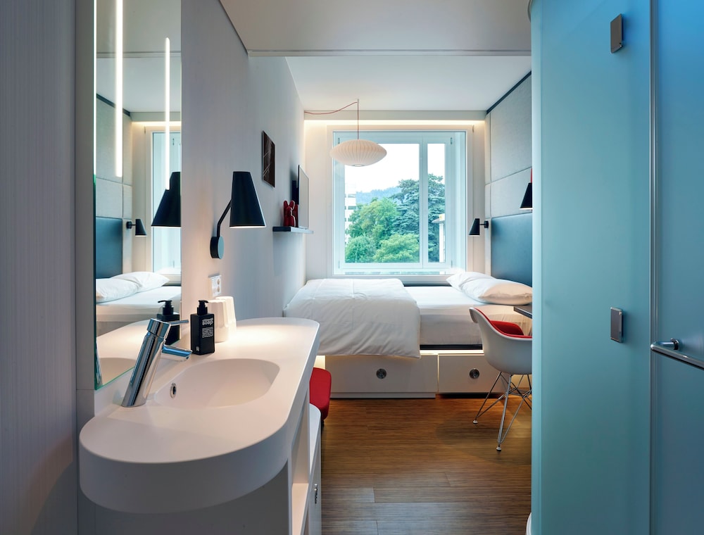 غرفة بسرير كينج في طابق مرتفع، citizenM Zurich 7/8