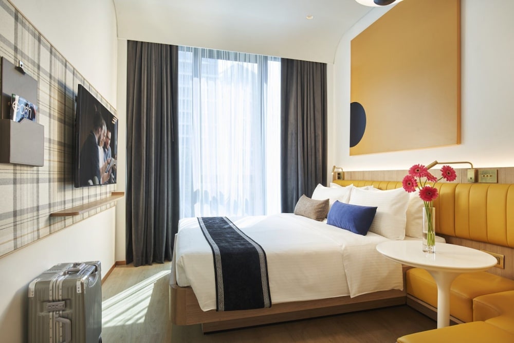 Plus, Deluxe, Queen Bed