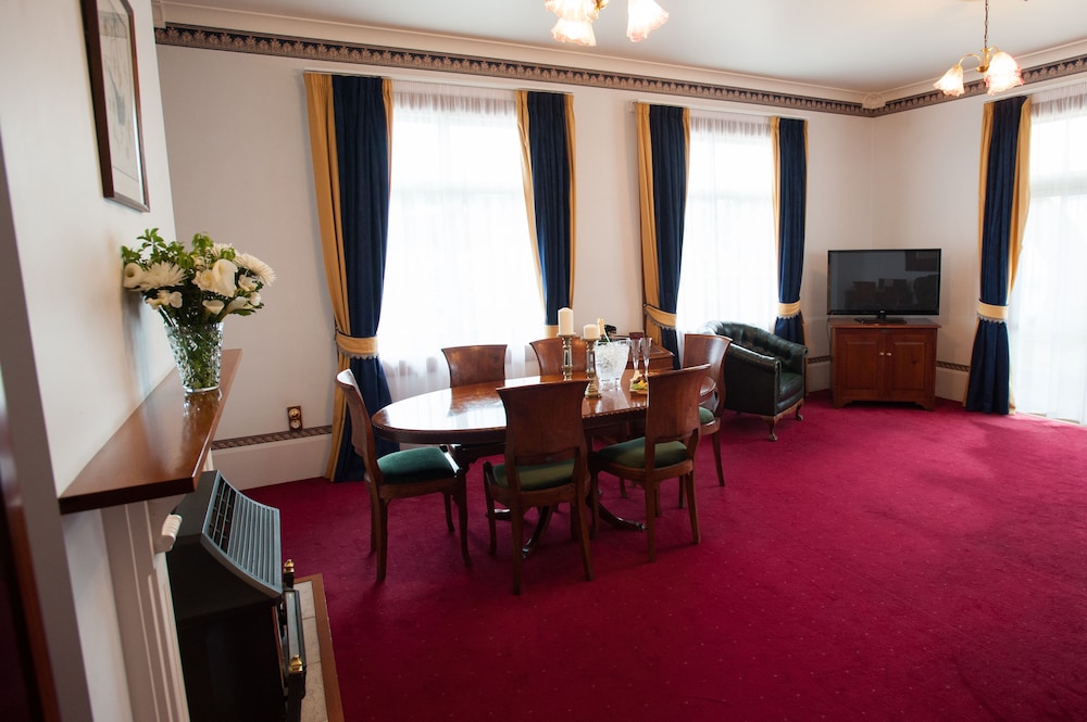 The County Hotel 32/50