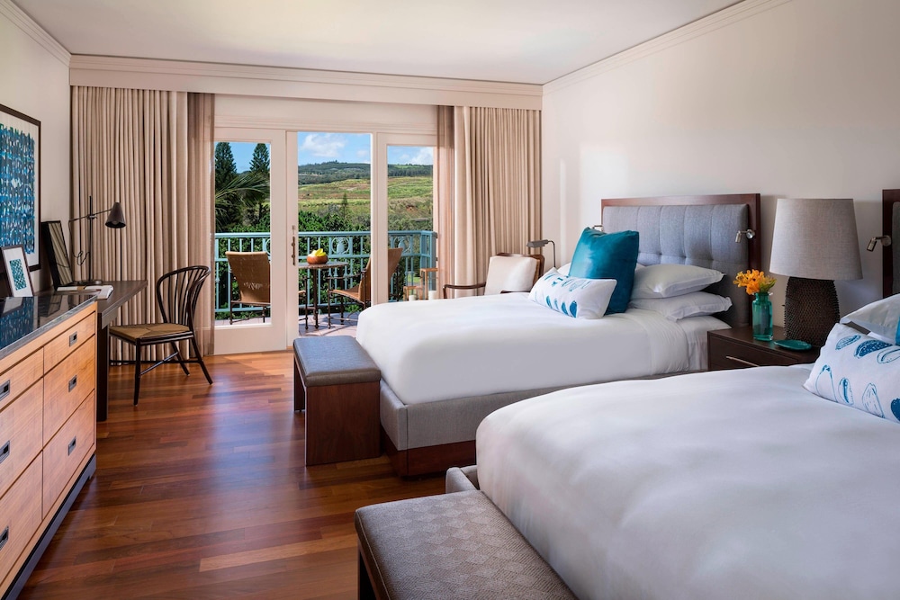 DELUXE, 2 QUEEN BEDS, PARTIAL OCEAN VIEW