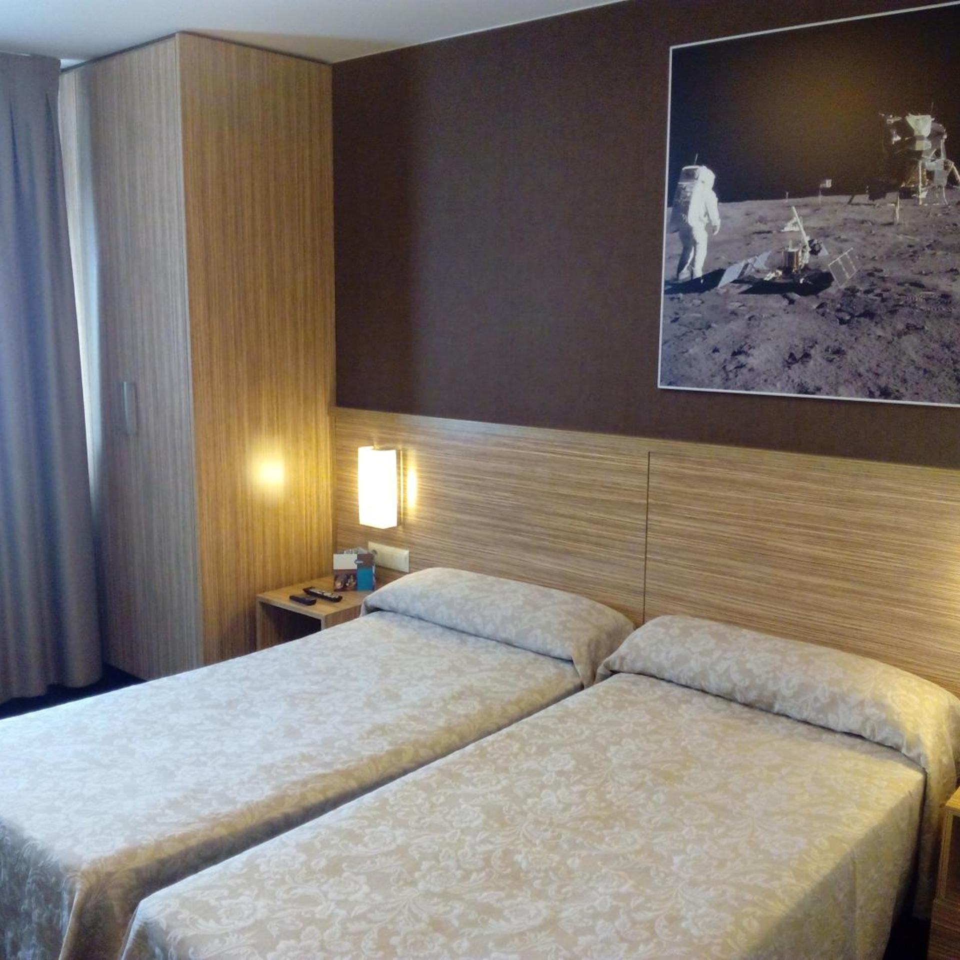 Moon Hotel 8/36