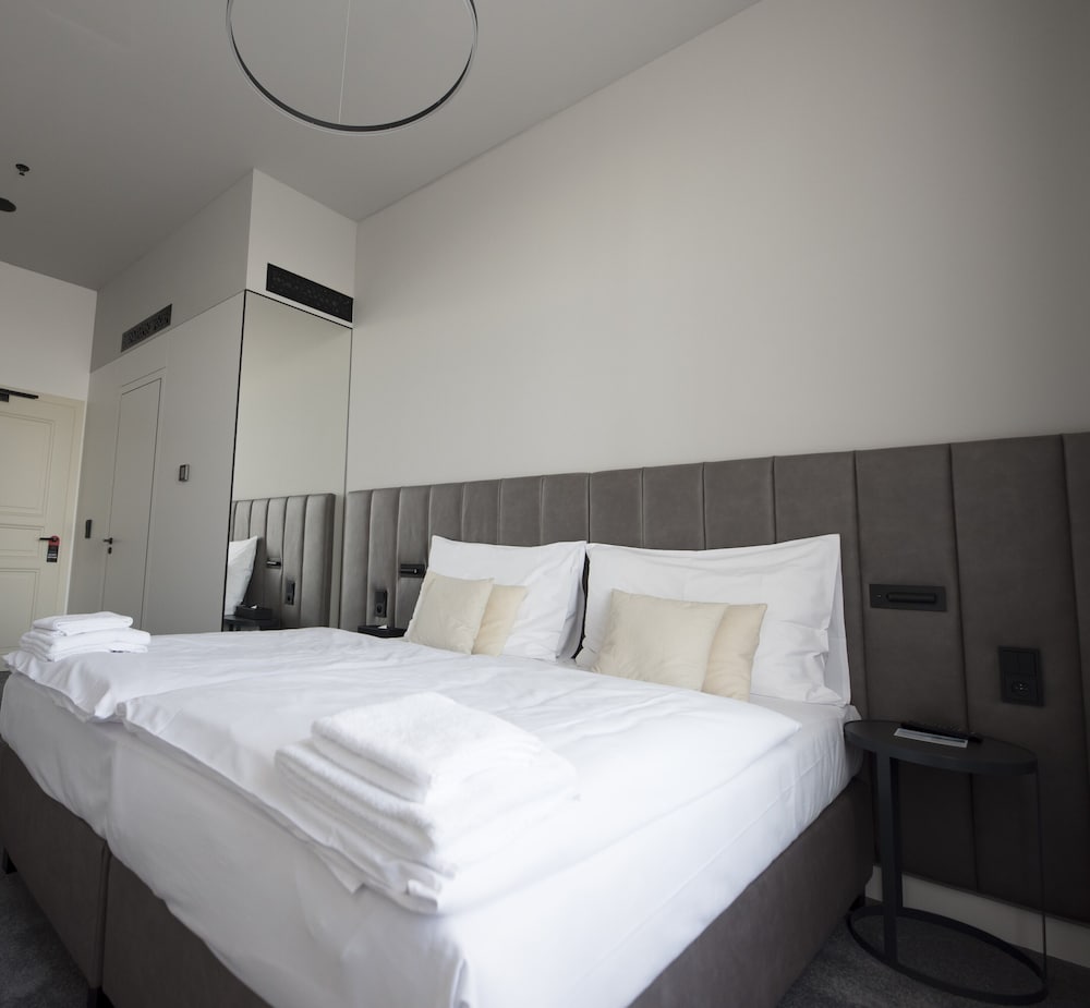 SUPERIOR, DOUBLE OR TWIN BED