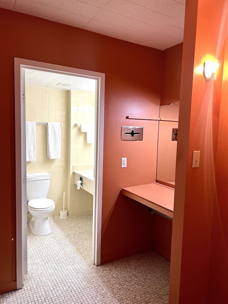 Lively Inn & Suites 28/61