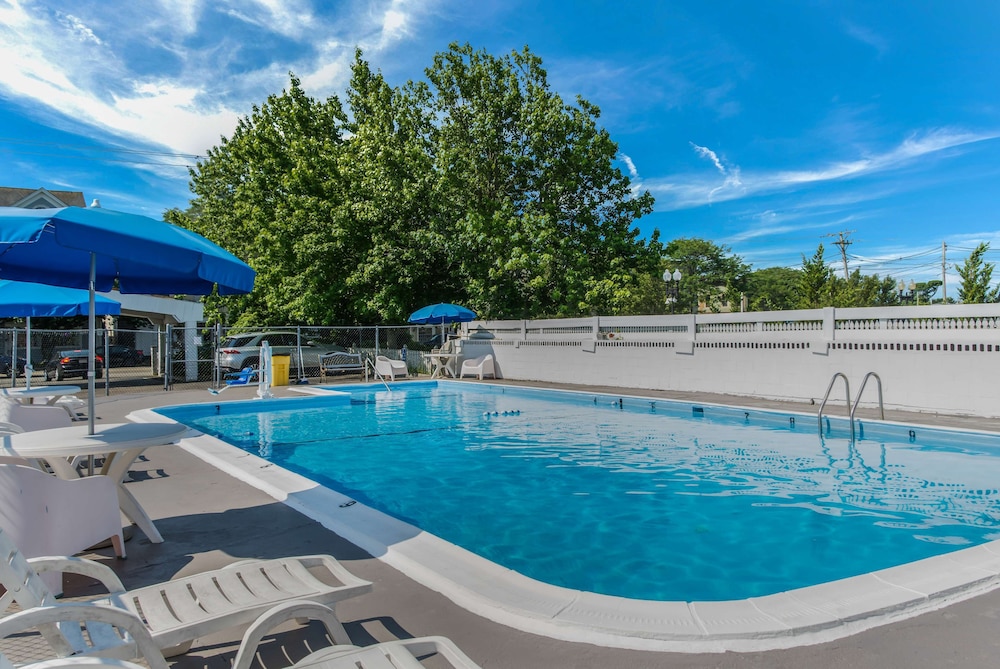 Americas Best Value Inn Suites Hyannis Cape Cod 32/42