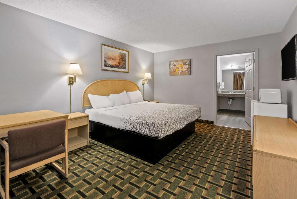 Exterior, King Bed, Bathtub, Accessible