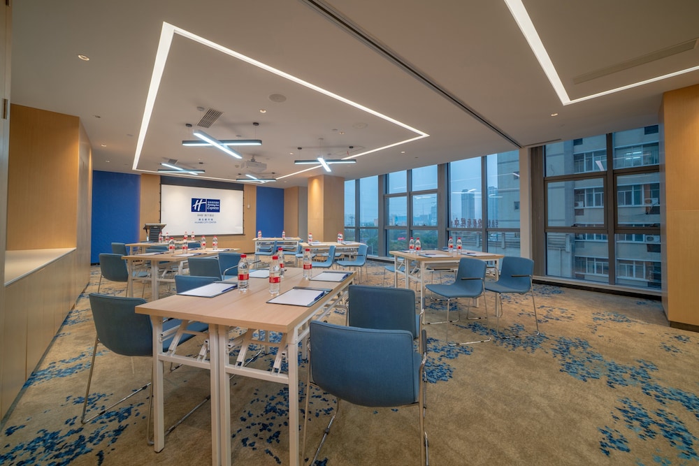 Holiday Inn Express Huaibei City Center 55/58