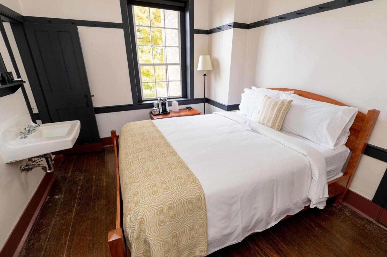 East, Family, Residence, Queen Bed, Small