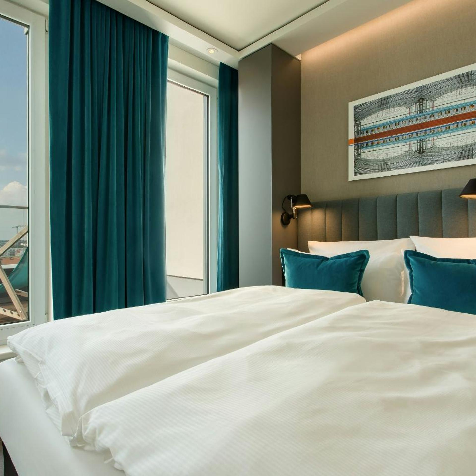 Superior, King Bed, Balcony, Hotel Motel One Berlin-Hauptbahnhof 7/9