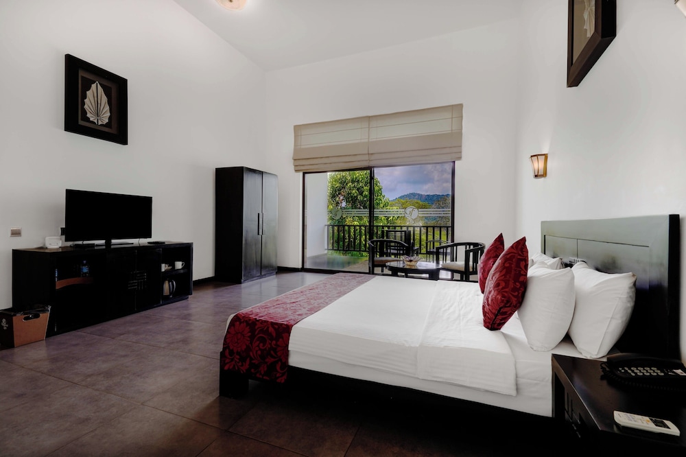 Grand Tamarind Lake Hotel 20/57