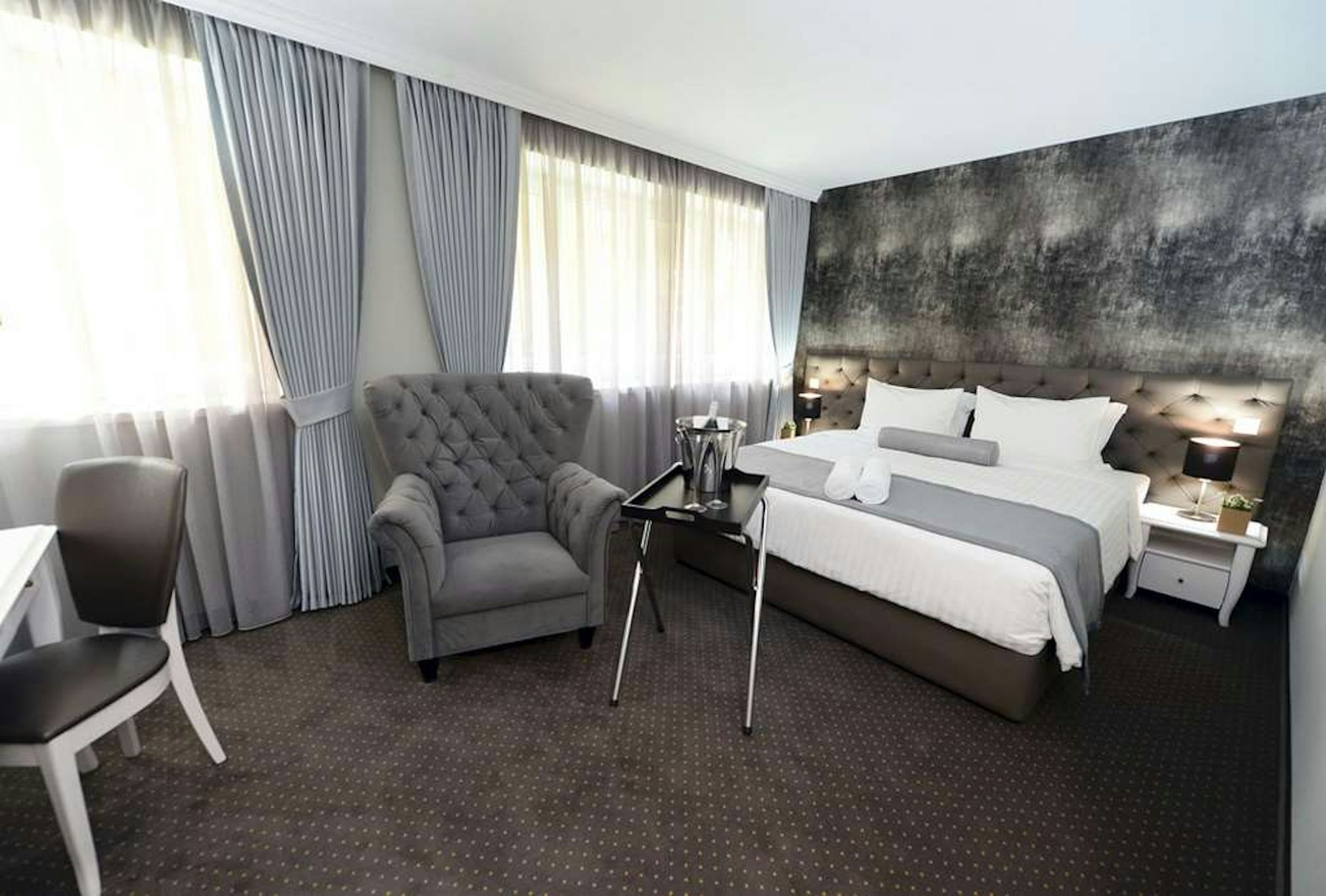 Alexander Square Boutique Hotel 24/55