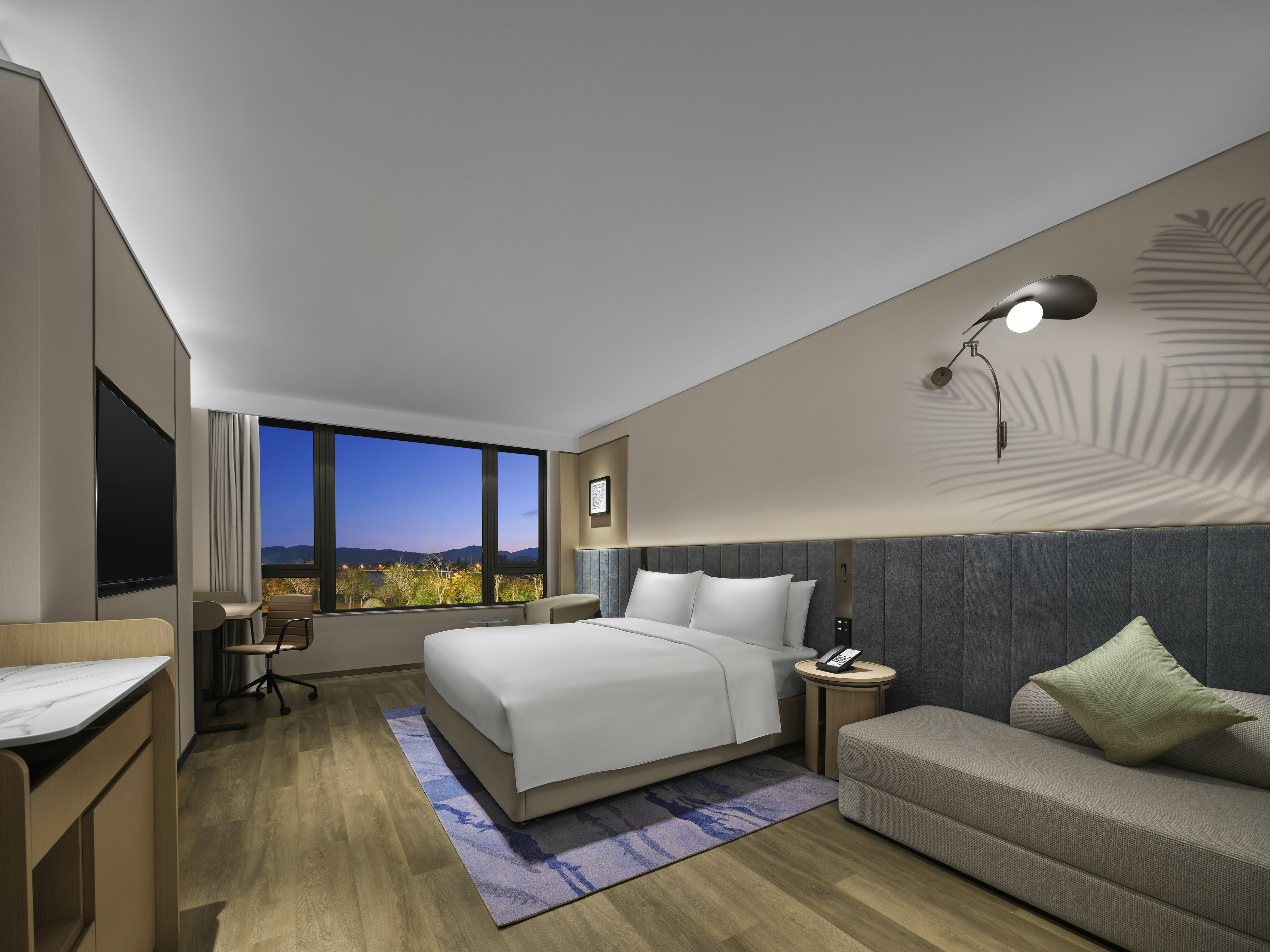 PREMIER, KING BED