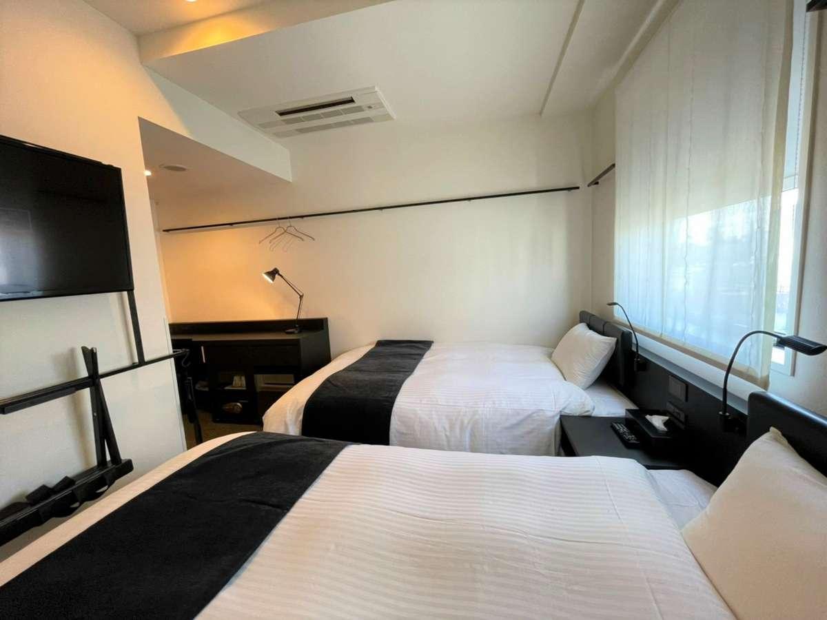 Connecting, Double and Twin Beds