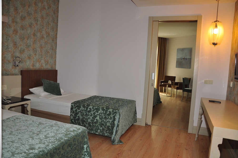 Port Side Resort Hotel 5/18