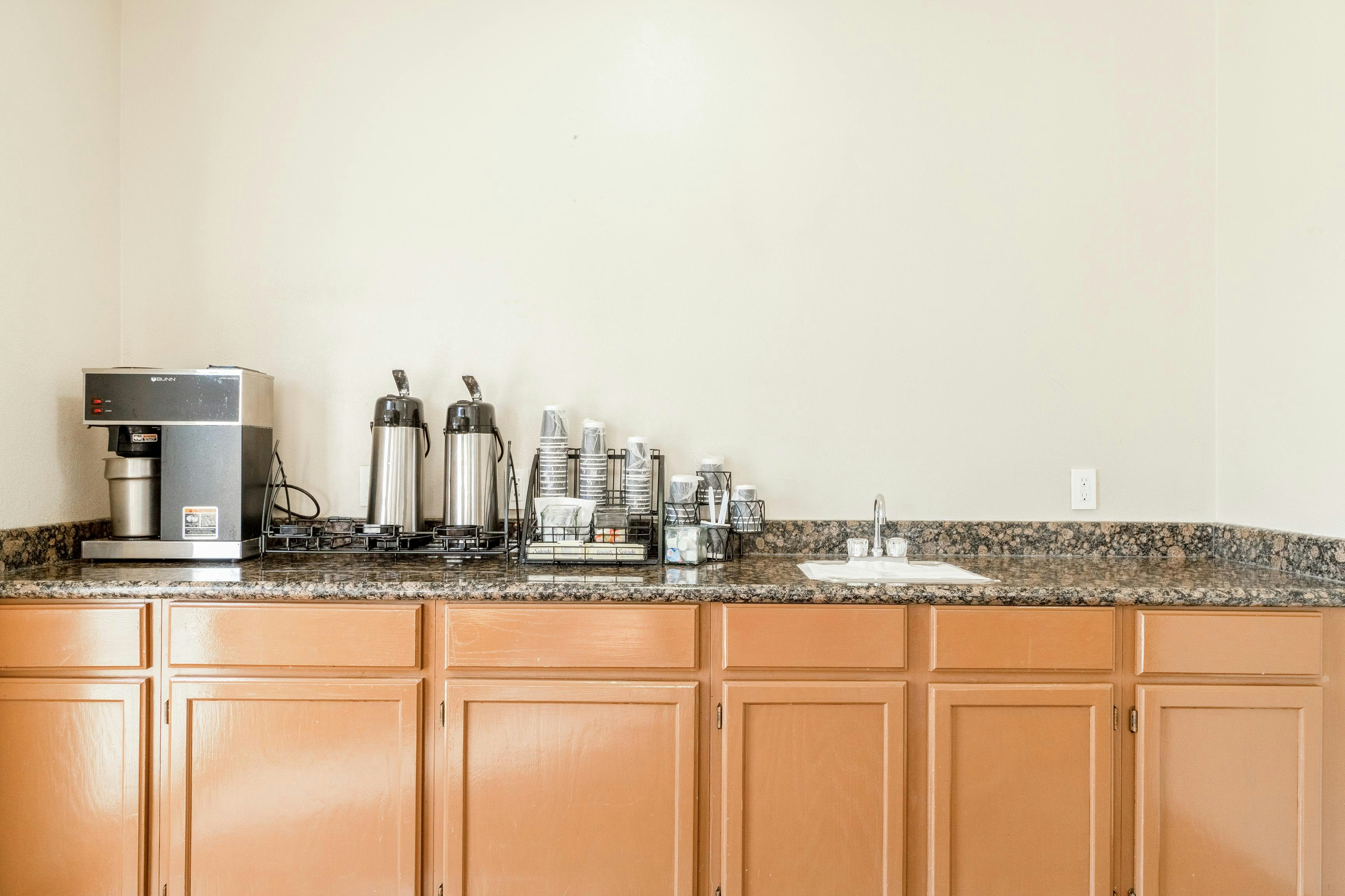 Days Inn & Suites by Wyndham Beeville 22/42