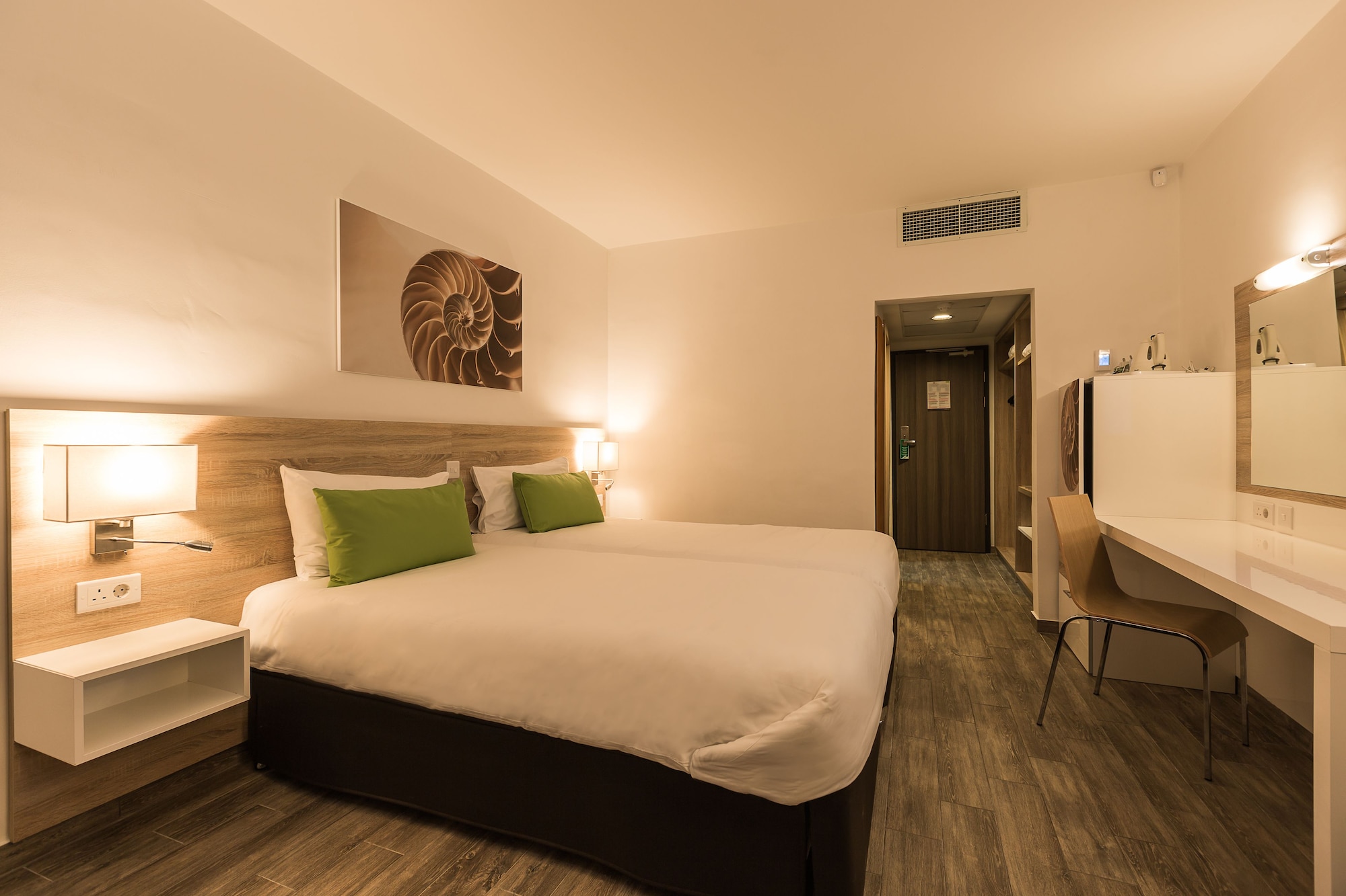 COMFORT, DOUBLE OR TWIN BED, PARTIAL SEA VIEW