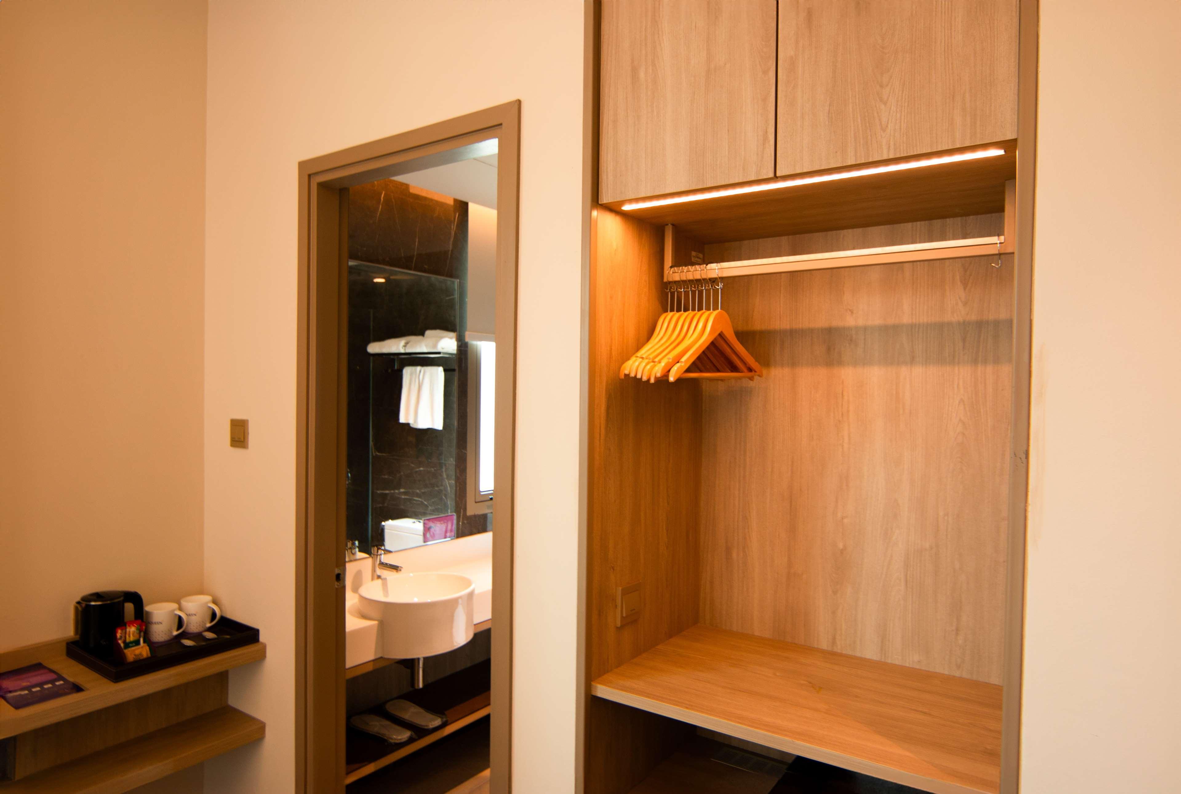 Aqueen Prestige Hotel Jalan Besar 42/42