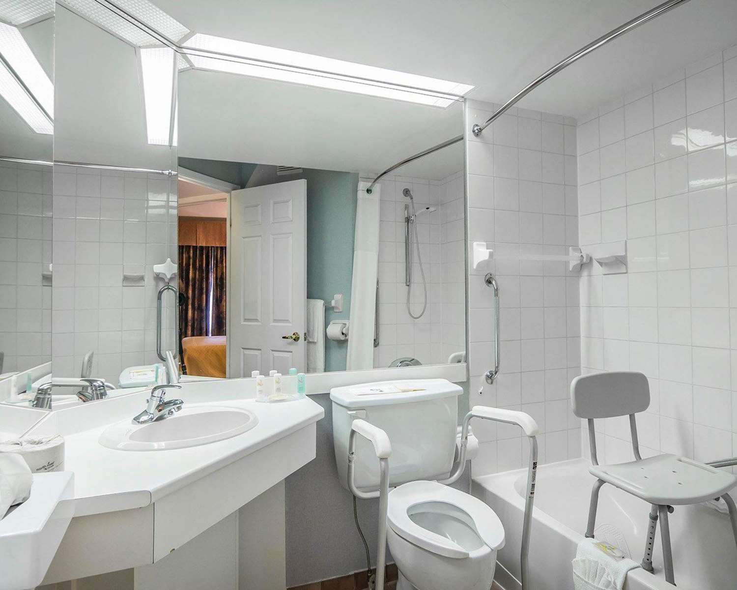 Quality Suites Sainte Anne de Beaupre 18/18
