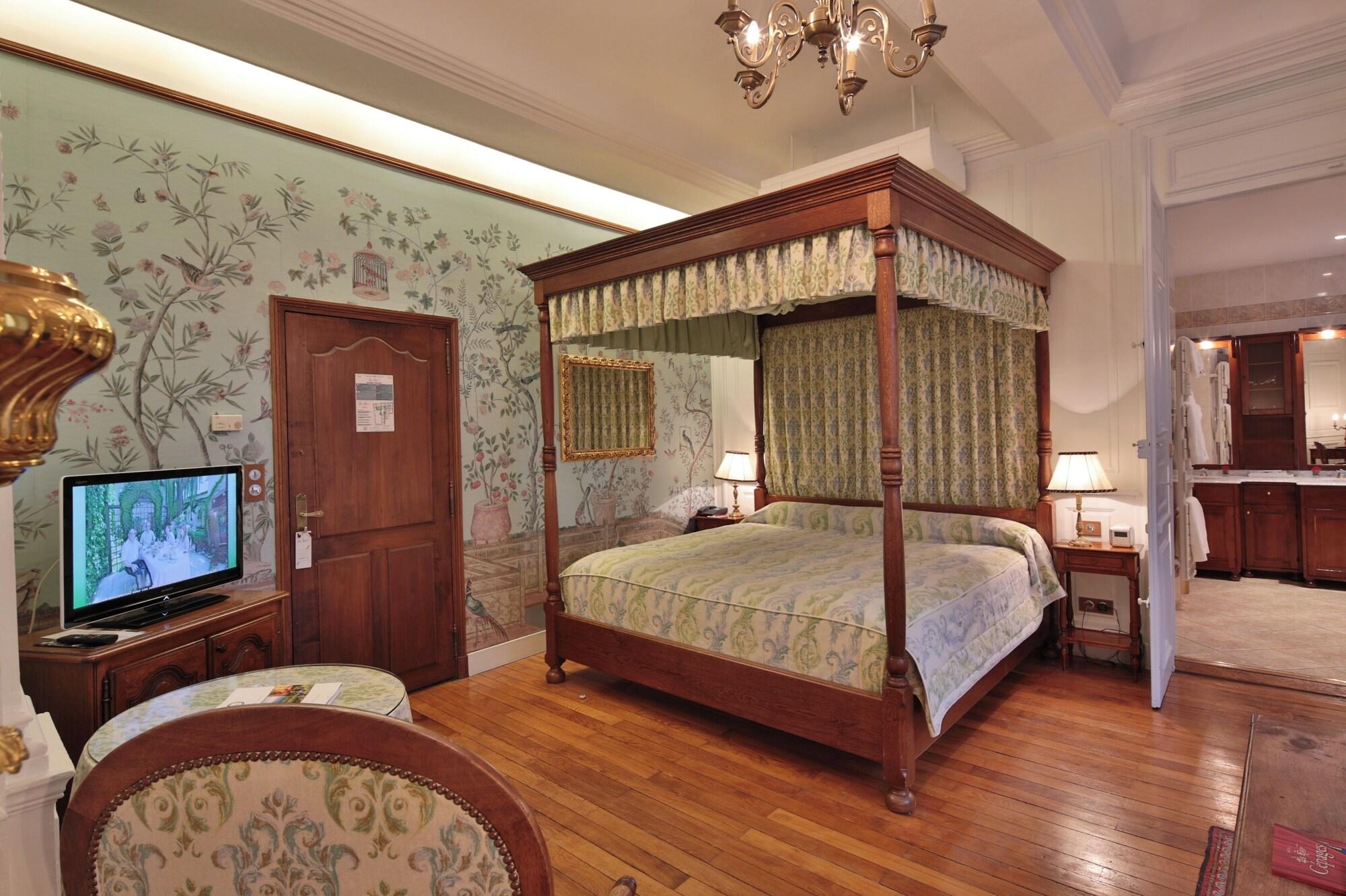 Grand Cr, Suite