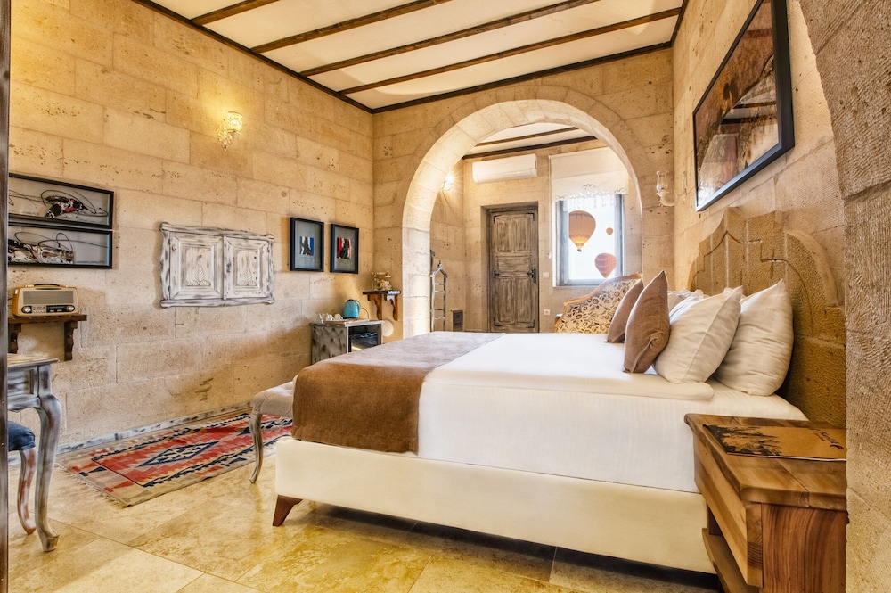 Karlik Cave Suite 14/50