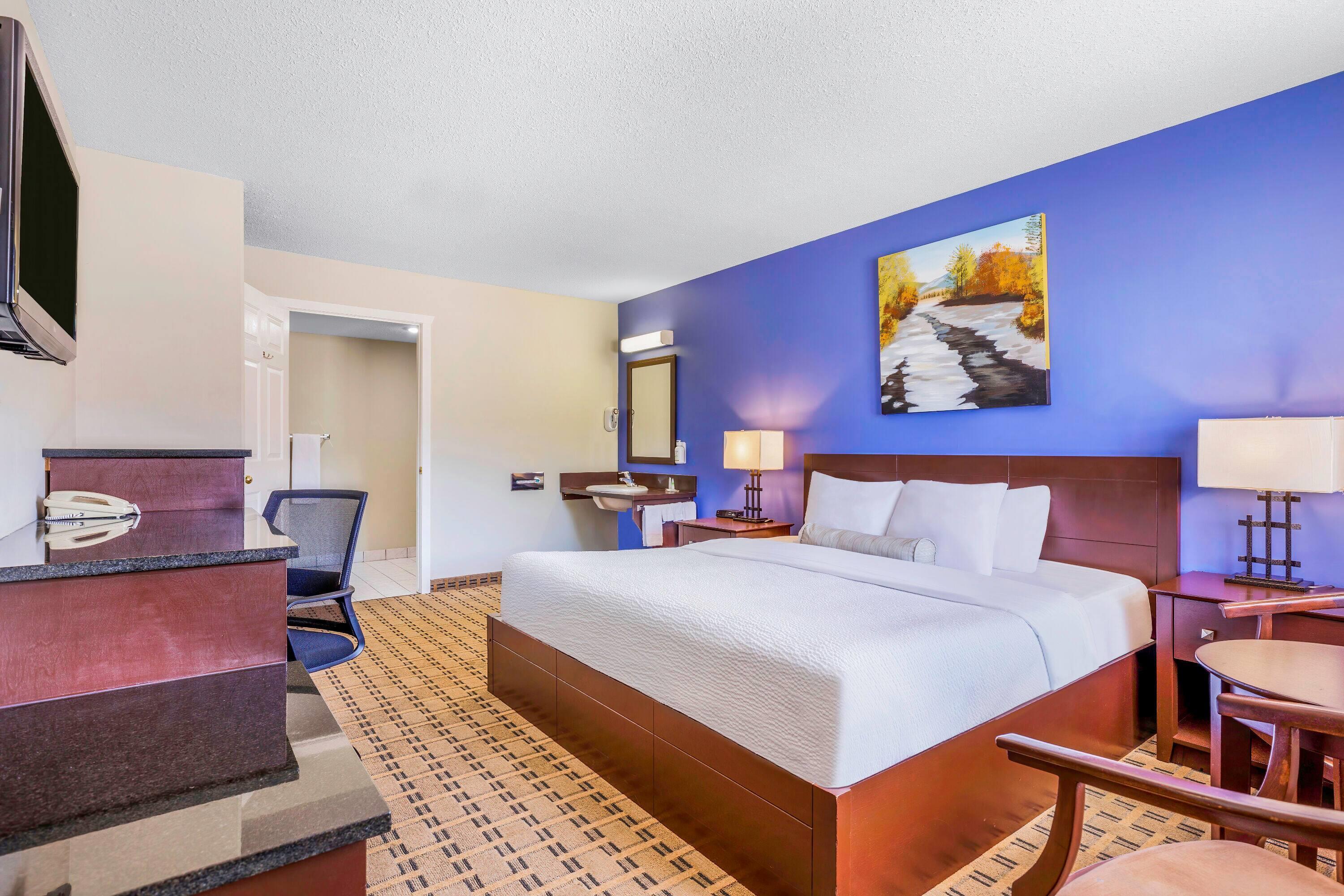 غرفة ثلاثية بسرير كينج، Days Inn By Wyndham Golden 2/3