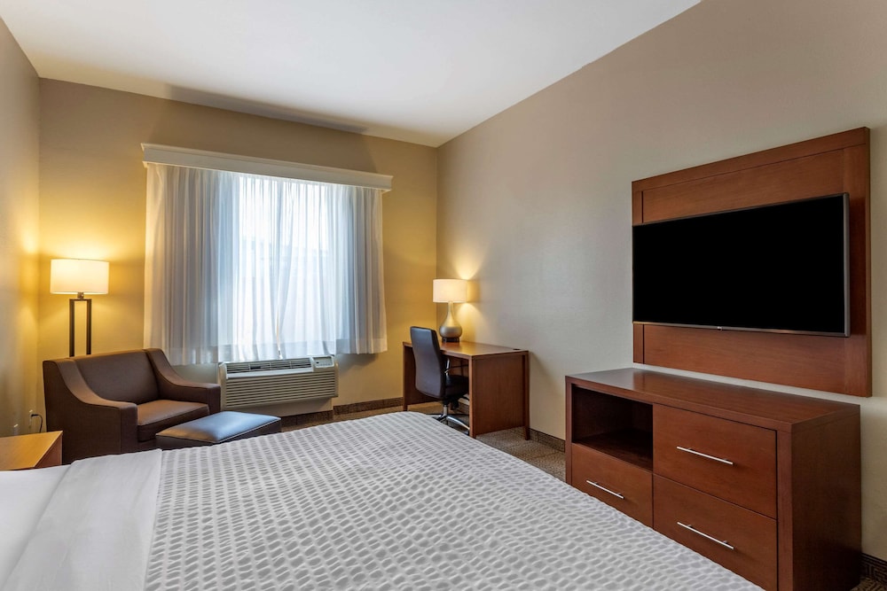SUITE, KING BED