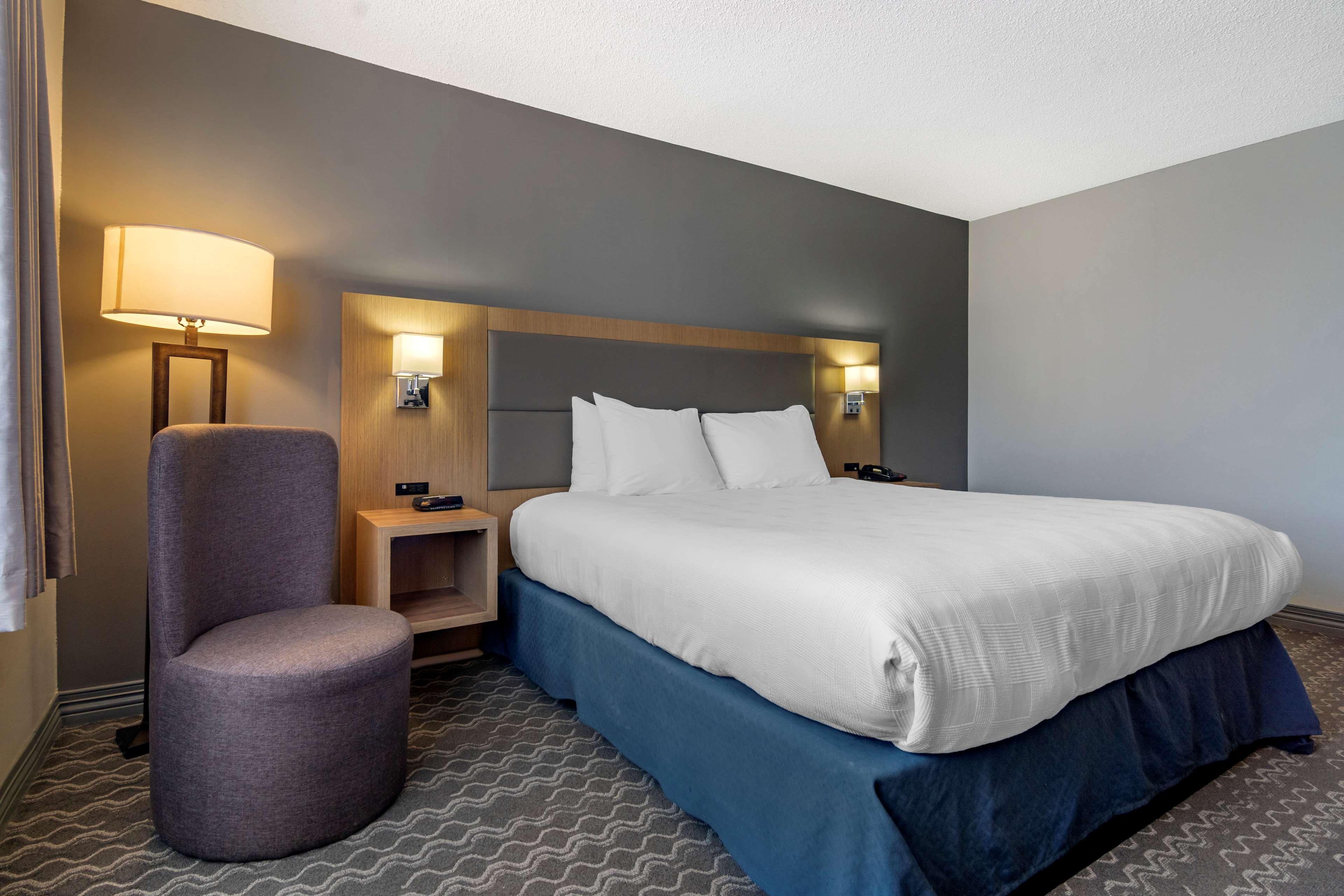 غرفة تنفيذية بسرير كينج في طابق مرتفع، Best Western Plus Vancouver Airport Hotel 3/4