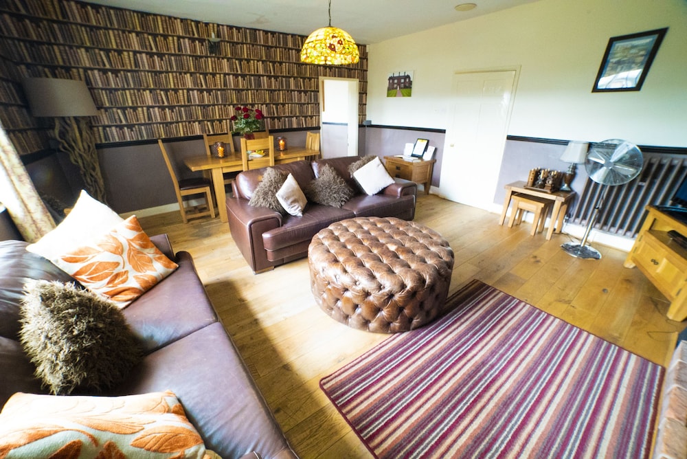Old Hall House 28/49