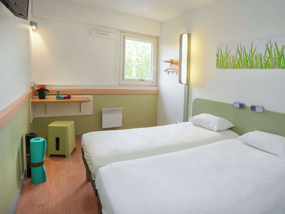 ROOM, TWIN BEDS