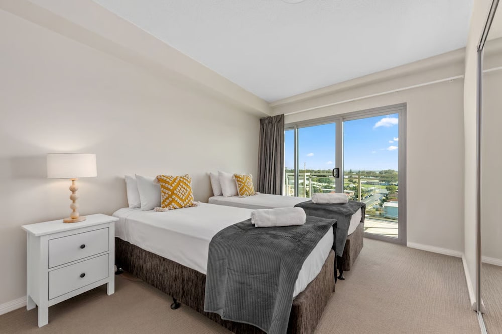 2 Bedrooms, Apartment, Queen and Twin Beds, Sky View