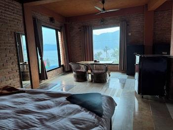 DELUXE, APARTMENT, LAKE VIEW, KITCHEN